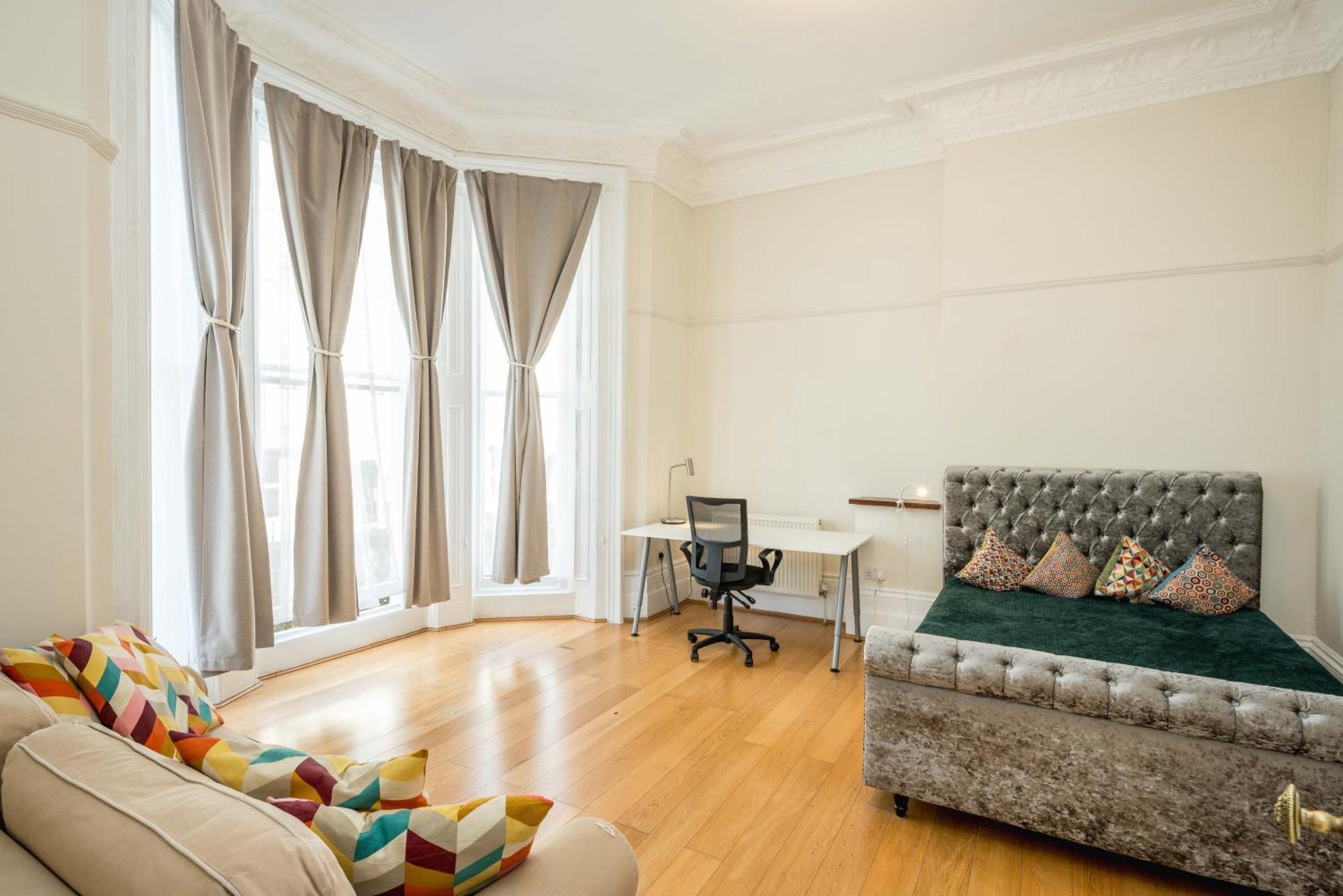 Four Beds By The Station Apartment London Exterior photo