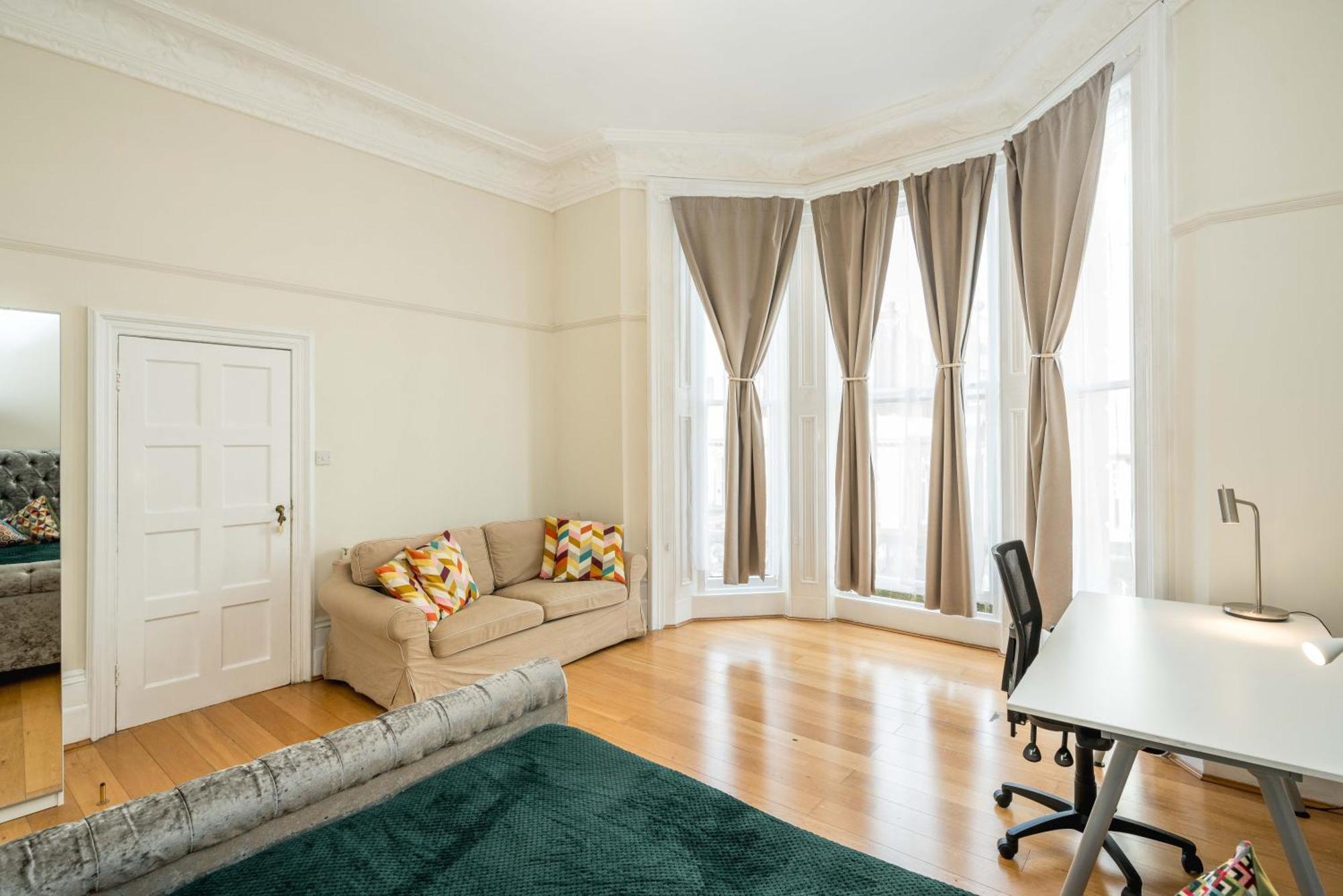 Four Beds By The Station Apartment London Exterior photo